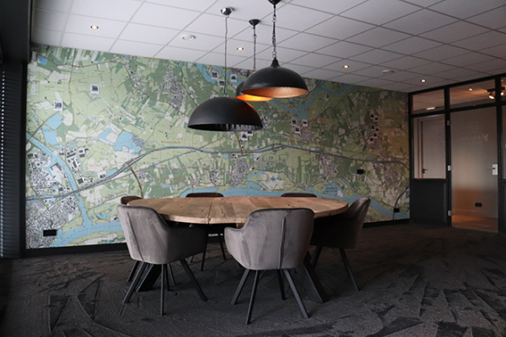 wandvulllende kaarten kantoor